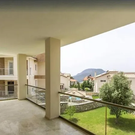 Beatrice Large Family فتحية